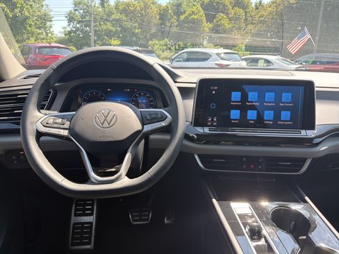 Used 2024 Volkswagen Atlas Peak Edition SE AWD/4WD image 12