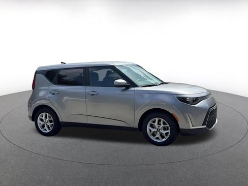 Used 2025 Kia Soul LX w/ LX Technology Package FWD image 2