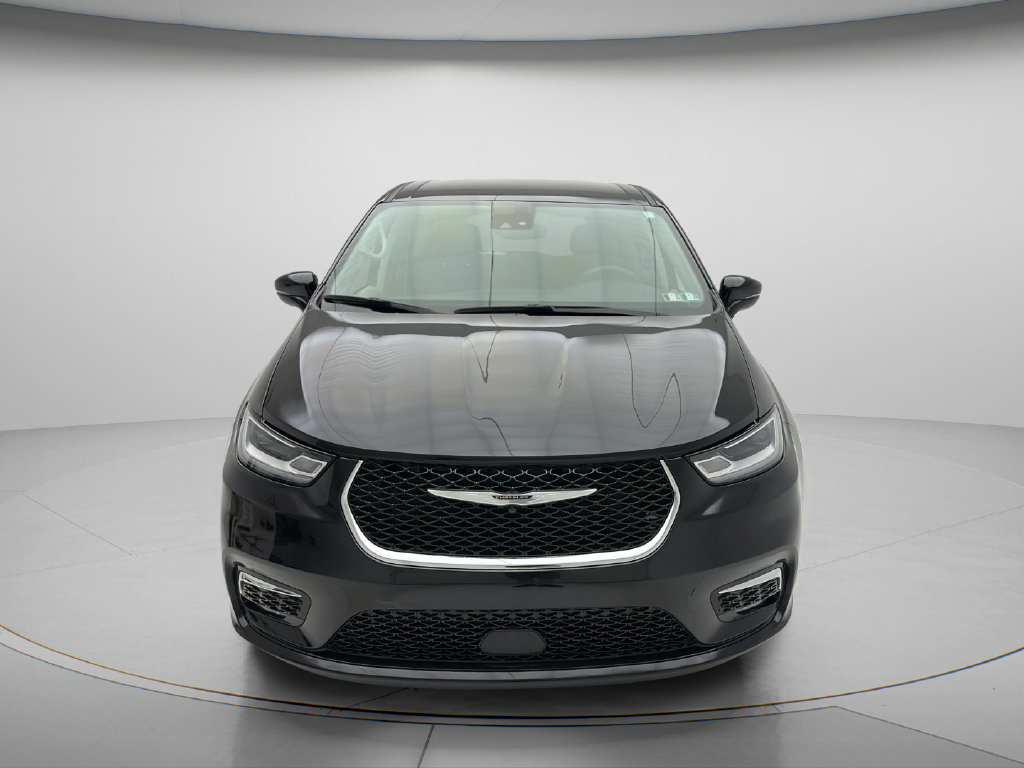 Used 2024 Chrysler Pacifica Touring-L FWD image 2