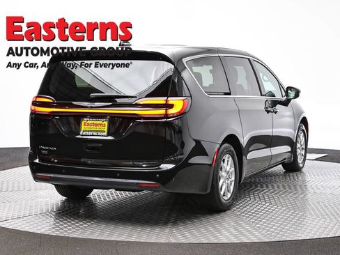 Used 2024 Chrysler Pacifica Touring-L FWD image 5