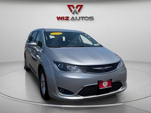 Used 2020 Chrysler Pacifica Touring w/ Advanced Safetytec Group FWD image 7