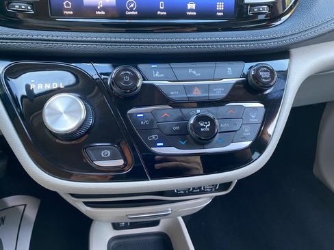 Used 2023 Chrysler Pacifica Touring-L image 73