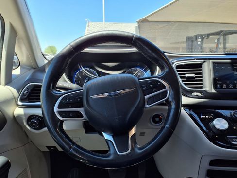 Used 2020 Chrysler Pacifica Touring-L FWD image 18
