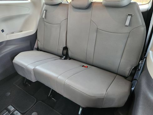 Used 2023 Toyota Sienna XLE FWD image 30