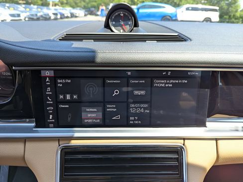 Used 2018 Porsche Panamera RWD image 21