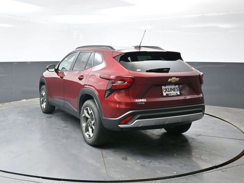 Used 2025 Chevrolet Trax LT FWD image 12