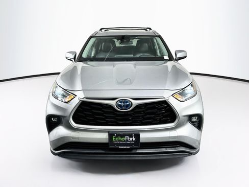 Used 2021 Toyota Highlander XLE AWD/4WD image 2