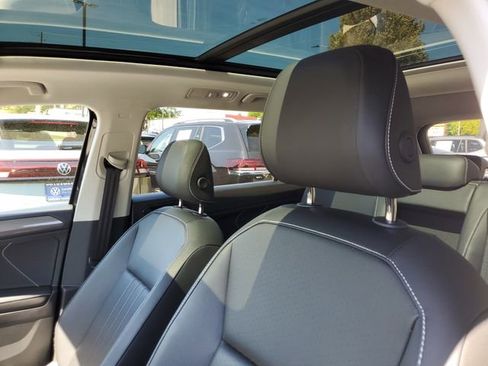 Used 2024 Volkswagen Tiguan SE w/ Panoramic Sunroof Package image 16