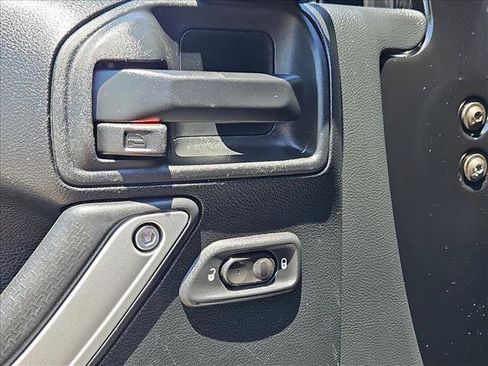 Used 2017 Jeep Wrangler Unlimited Sahara AWD/4WD image 4