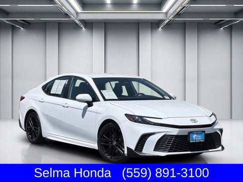 Used 2025 Toyota Camry SE FWD image 1