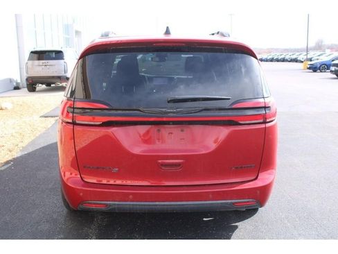 Used 2025 Chrysler Pacifica Limited image 4