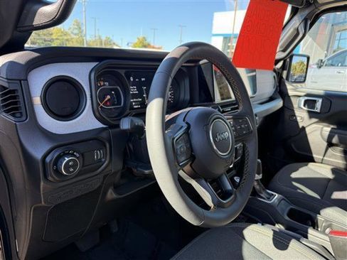 Used 2024 Jeep Gladiator Sport image 2