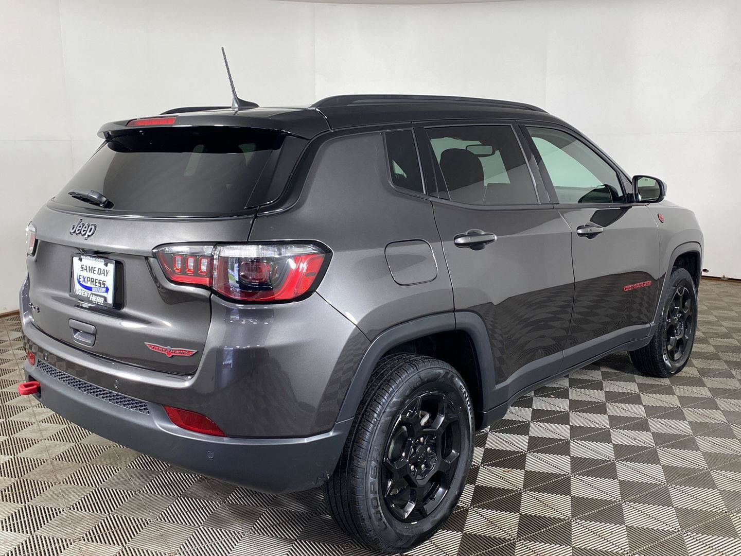 Used 2023 Jeep Compass Trailhawk w/ Trailhawk Convenience Group AWD/4WD image 4