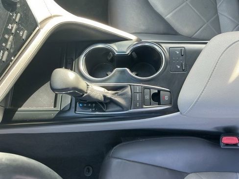 Used 2018 Toyota Camry XLE image 18