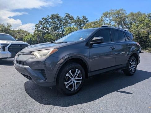 Used 2018 Toyota RAV4 LE FWD image 8