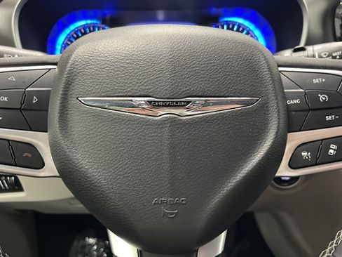 Used 2023 Chrysler Pacifica Touring-L FWD image 15