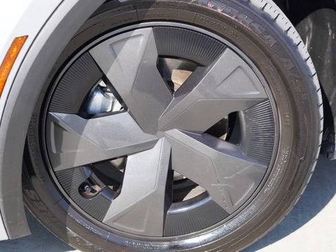 Used 2024 Toyota Prius LE image 9