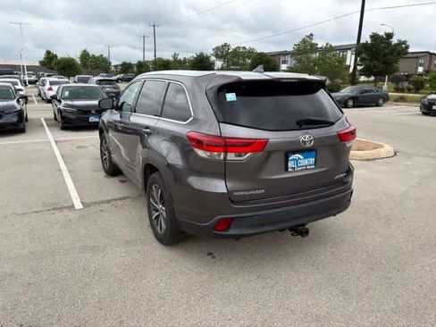 Used 2018 Toyota Highlander XLE AWD/4WD image 3