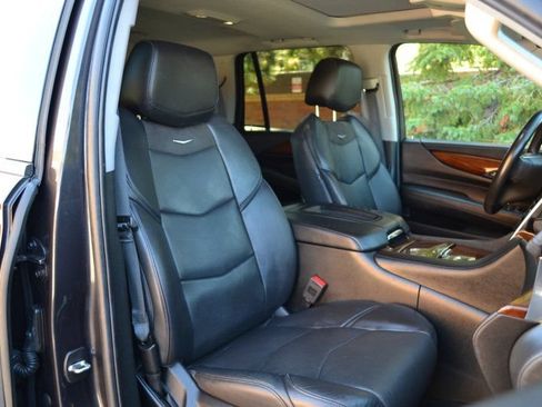 Used 2018 Cadillac Escalade Luxury AWD/4WD image 27