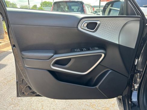 Used 2025 Kia Soul LX w/ LX Technology Package FWD image 18