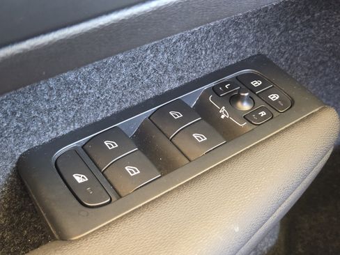 Used 2023 Volvo XC40 B5 Plus image 34