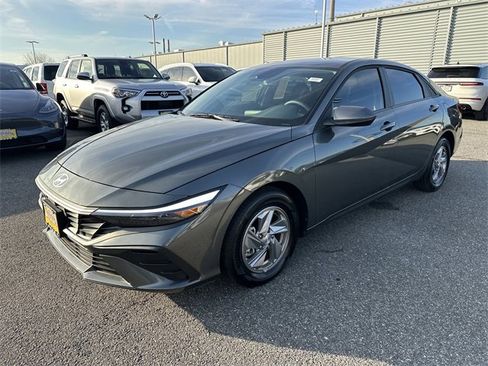 Used 2025 Hyundai Elantra SE image 9