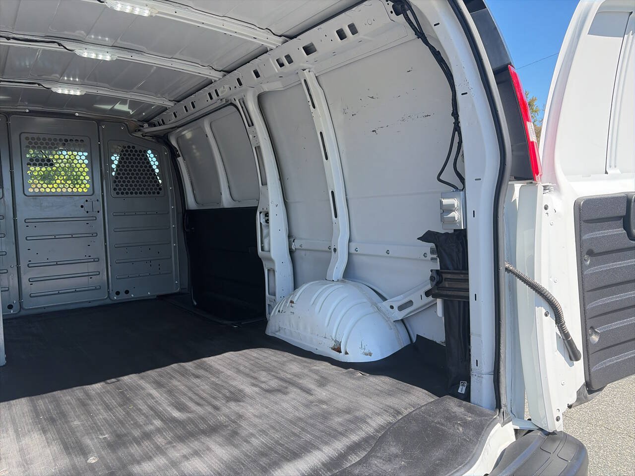 Used 2022 Chevrolet Express 2500 w/ Driver Convenience Package RWD image 23