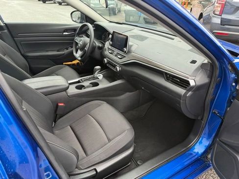 Used 2025 Nissan Altima 2.5 SV FWD image 11