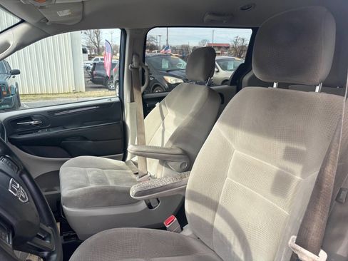 Used 2018 Dodge Grand Caravan SE w/ UConnect Hands-Free Group image 10