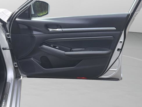 Used 2020 Nissan Altima 2.0 Platinum FWD image 26