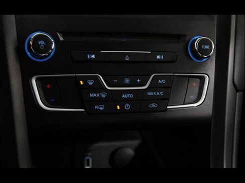 Used 2018 Ford Fusion SE w/ Equipment Group 601A image 15