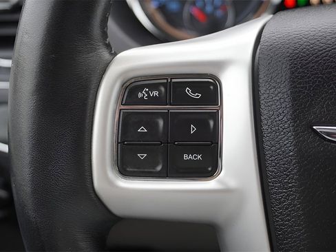 Used 2015 Chrysler Town & Country Touring-L w/ Driver Convenience Group image 21