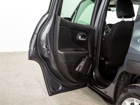 Used 2023 Jeep Renegade Latitude image 9