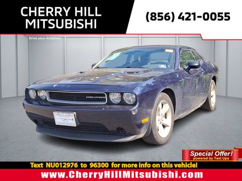 Used 2014 Dodge Challenger SXT RWD image 1