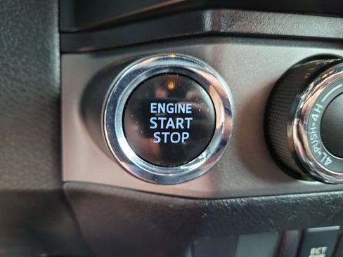 Used 2019 Toyota Tacoma TRD Sport AWD/4WD image 17