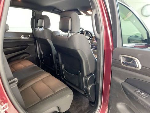 Used 2018 Jeep Grand Cherokee Laredo RWD image 32