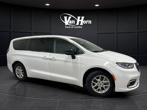 Used 2024 Chrysler Pacifica Touring-L FWD image 1
