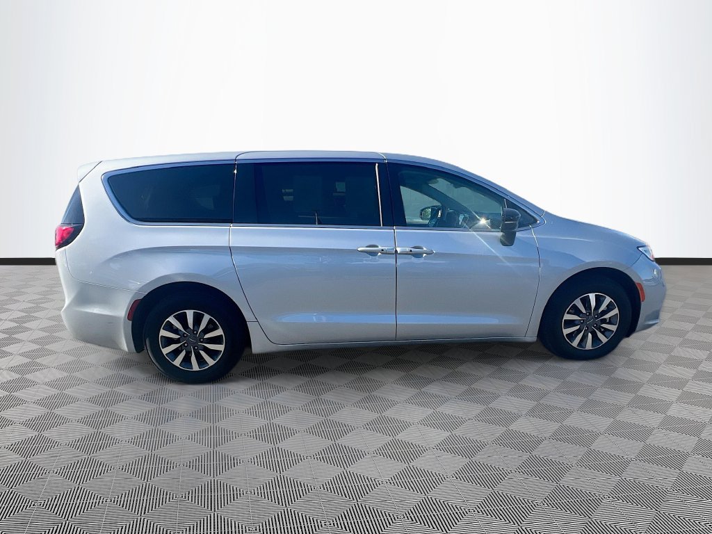 Used 2024 Chrysler Pacifica Limited FWD image 8
