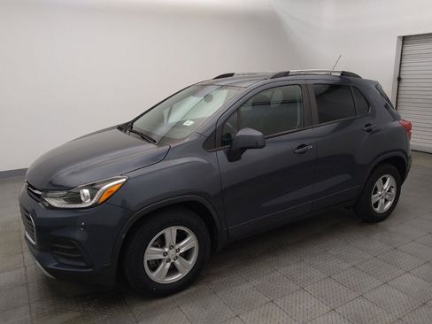 Used 2021 Chevrolet Trax LT w/ LT Convenience Package FWD image 2