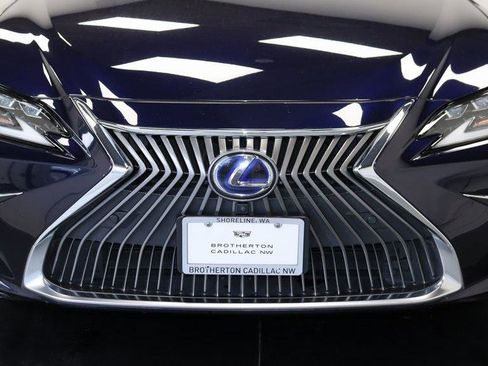 Used 2020 Lexus ES 300h w/ Accessory Package image 9