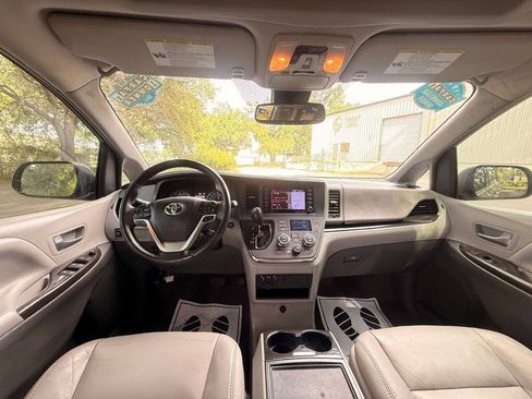 Used 2018 Toyota Sienna XLE w/ XLE Navigation Package FWD image 14