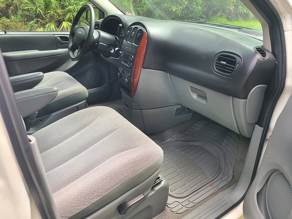 Used 2007 Chrysler Town & Country w/ Popular Equipment Group I FWD image 12