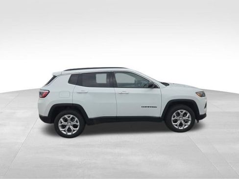 Used 2024 Jeep Compass Latitude AWD/4WD image 7