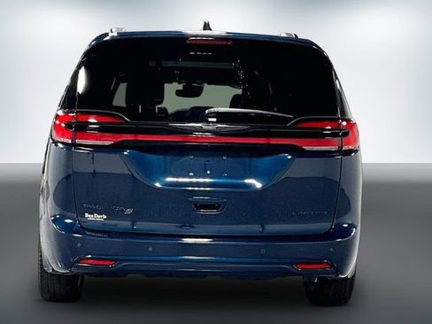 Used 2025 Chrysler Pacifica Limited FWD image 7