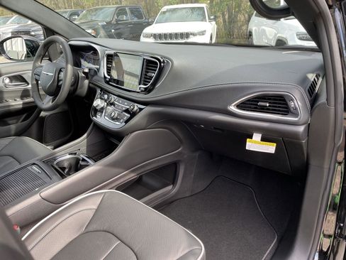 New 2026 Chrysler Pacifica Limited image 46