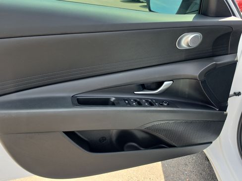 Used 2025 Hyundai Elantra SE FWD image 17