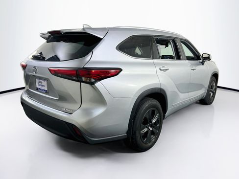 Used 2022 Toyota Highlander XLE AWD/4WD image 5