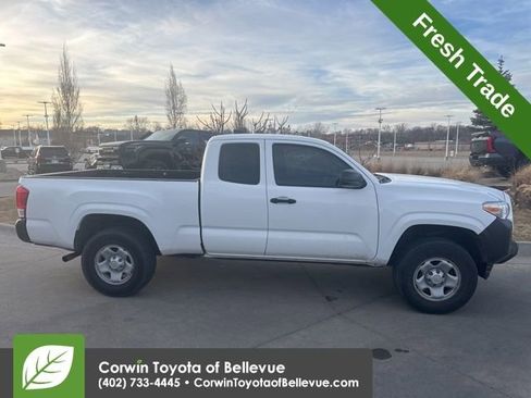 Used 2016 Toyota Tacoma SR image 2