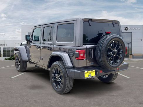 Used 2025 Jeep Wrangler Unlimited Sahara w/ Safety Group AWD/4WD image 3