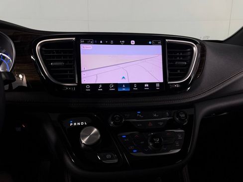 Used 2023 Chrysler Pacifica Pinnacle FWD image 21